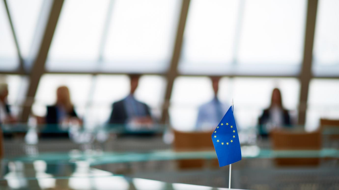 Bandiera dell'UE su un tavolo in sala riunioni