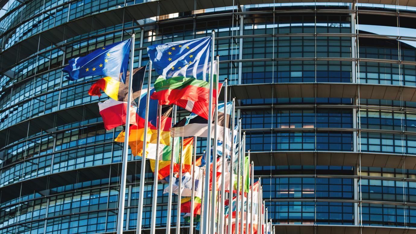 Flagi krajów UE przed budynkiem Parlamentu Europejskiego