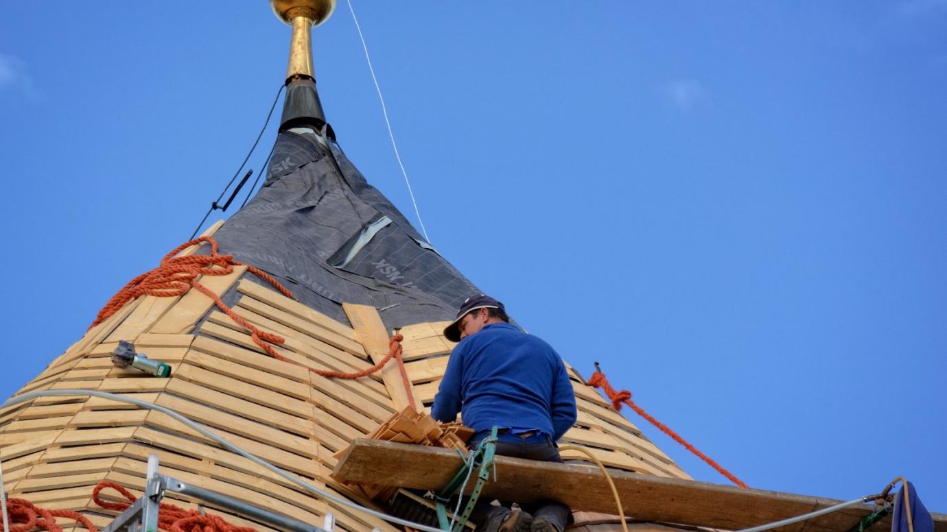 Muž staví střechu